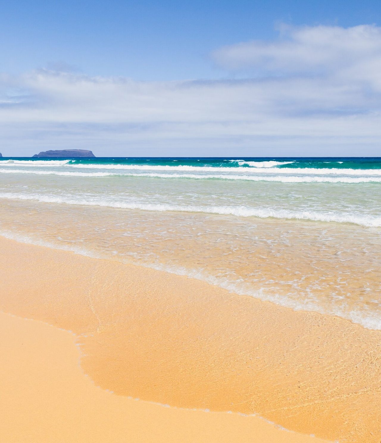 Vue sur la plage de Porto Santo, devant le Pestana Porto Santo, avec du sable doré et une eau bleu turquoise