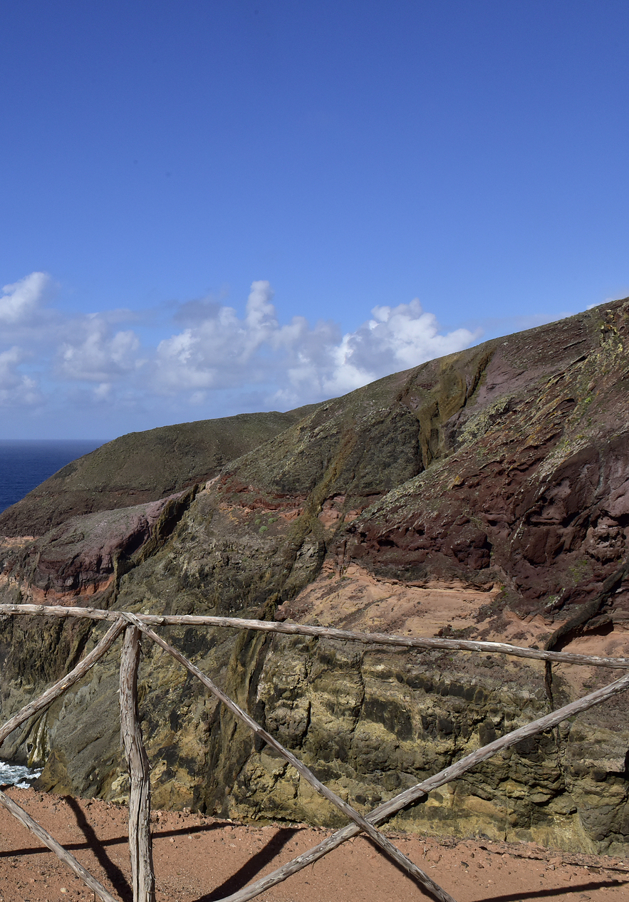 Veredas na ilha do Porto Santo, no meio da natureza da ilha, com elevações de terreno junto ao mar