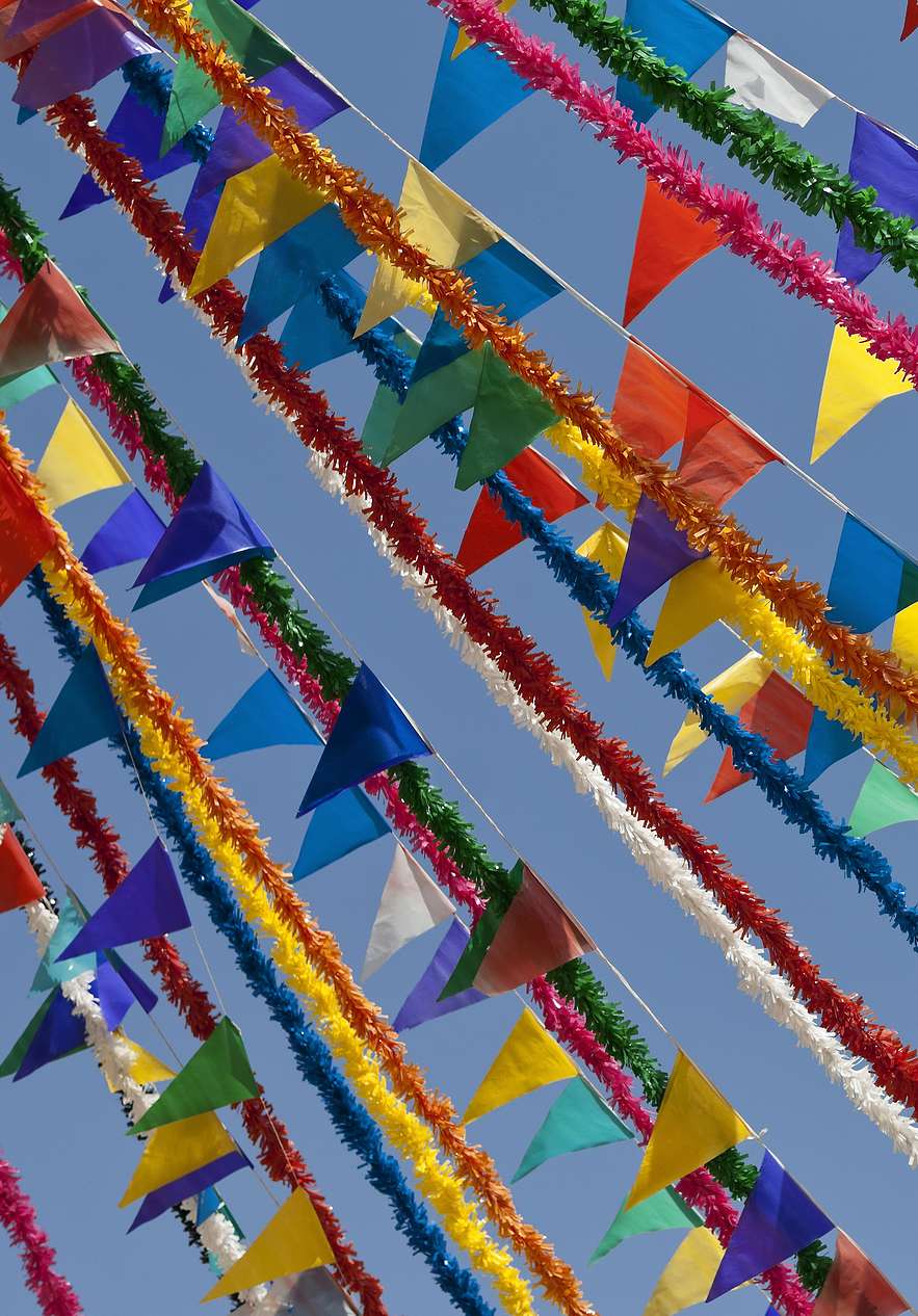 Ornements de fête populaires, colorés et variés, dans les rues de Porto Santo