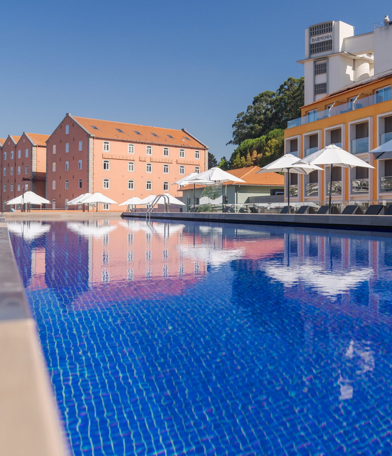 Le bar The 2nd Bar, de l'hôtel Premium à Porto, est au-dessus de la piscine et sert des cocktails