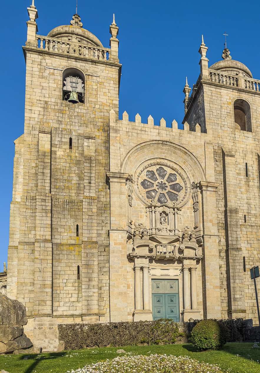 La Sé de Porto est une cathédrale imposante, alliant divers styles architecturaux, offrant une vue magnifique
