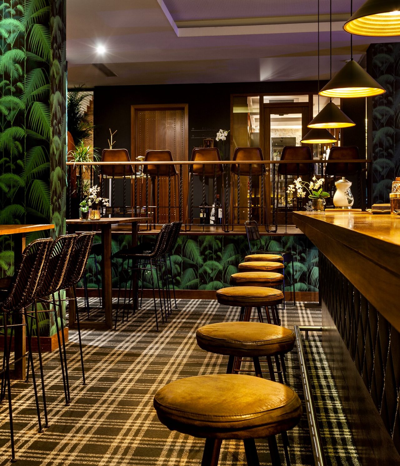 Le Rib Bar, de l'Hôtel 5 Étoiles au Centre de Porto, a comptoir, tabourets hauts et papier peint tropical