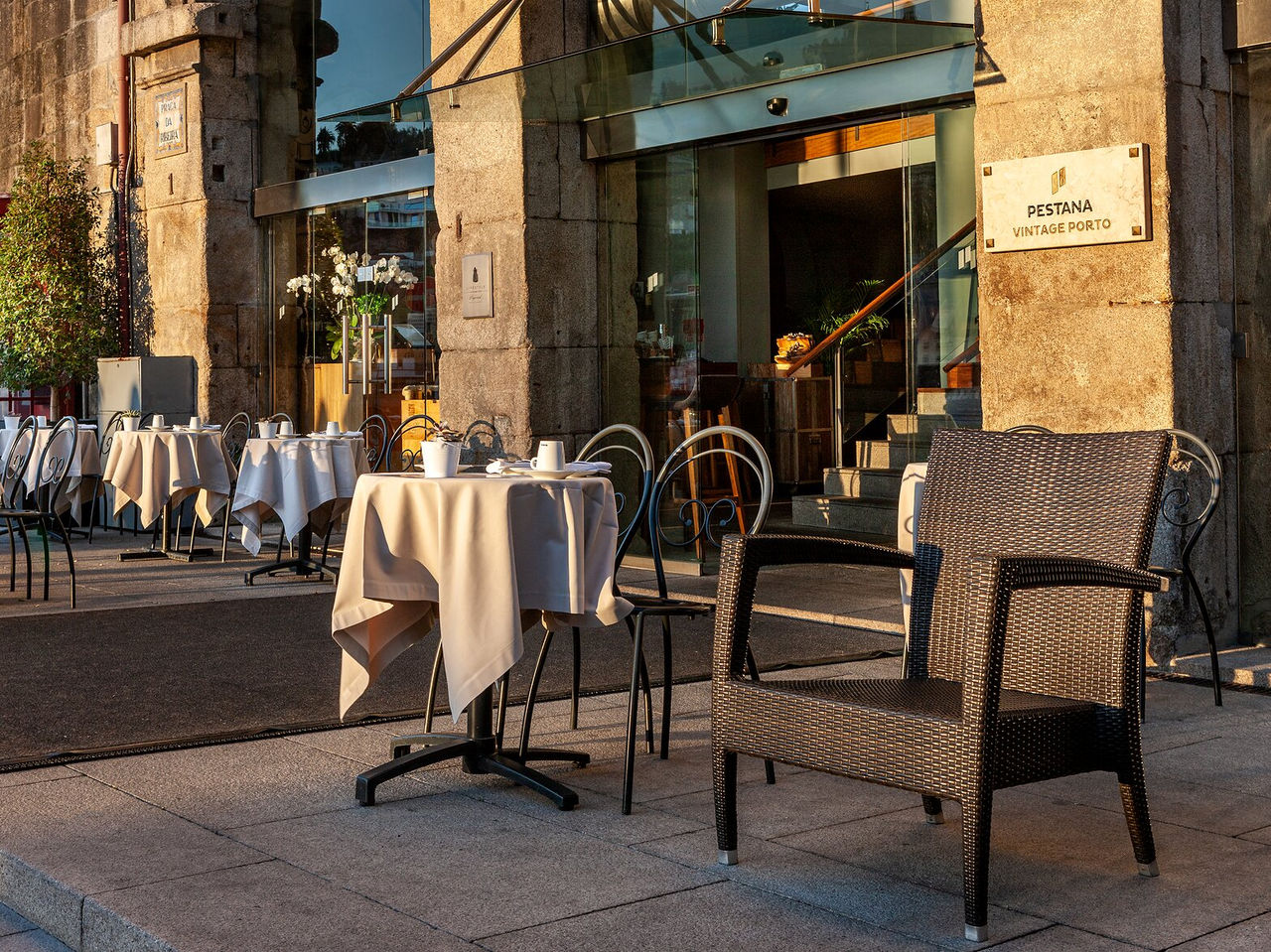 Le bar Heritage, de l'Hôtel 5 Étoiles au Centre de Porto, a terrasse extérieure avec vue sur la Ribeira