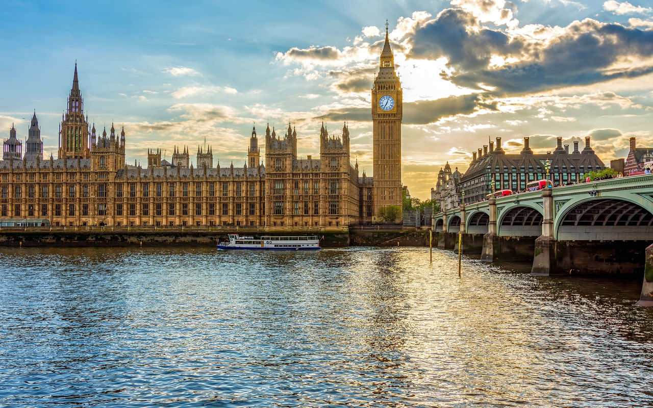 Vue panoramique sur le Palais de Westminster, à Londres, à côté du célèbre Big Ben, avec la Tamise au premier plan