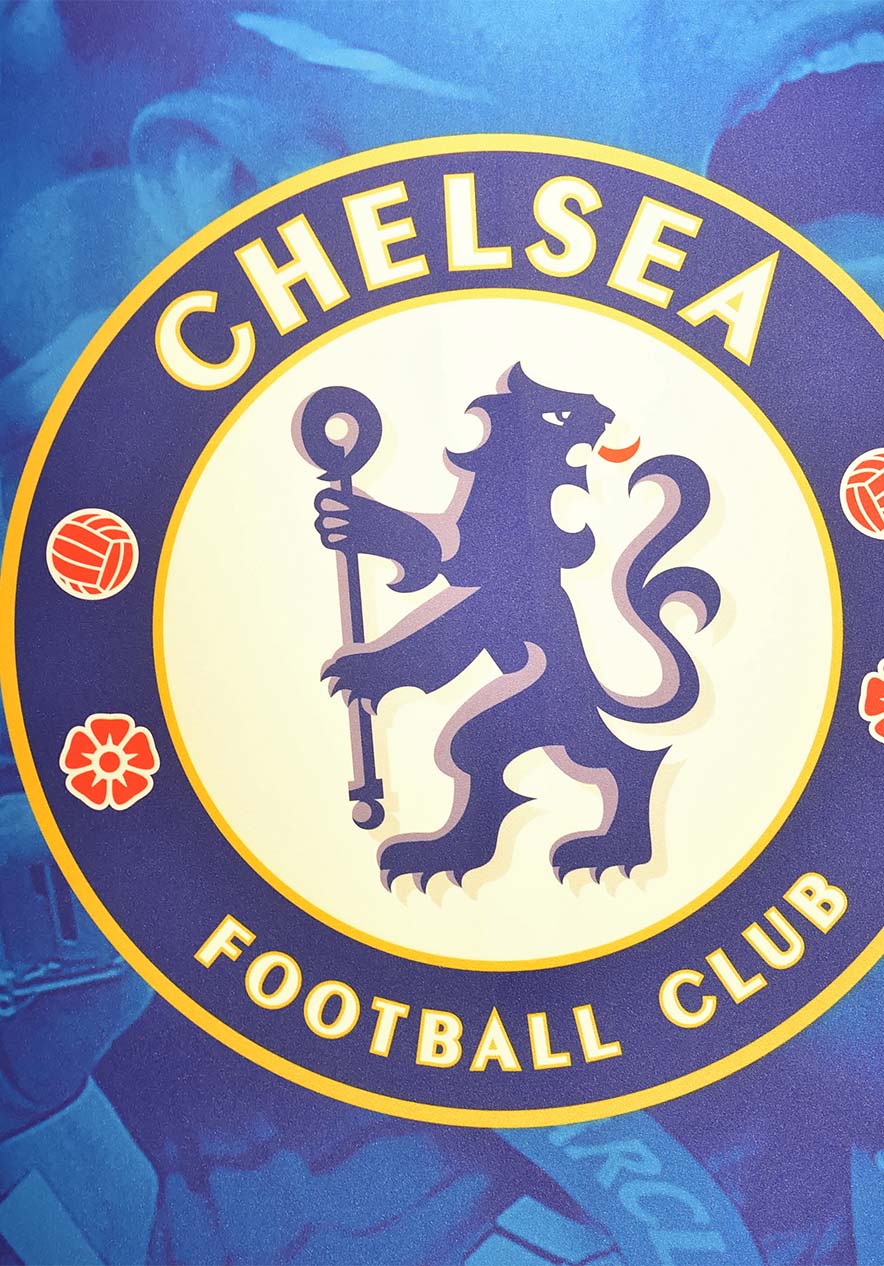 Écusson du Chelsea Football Club, avec un fond bleu et des supporters chantant et encourageant lors d'un match de football