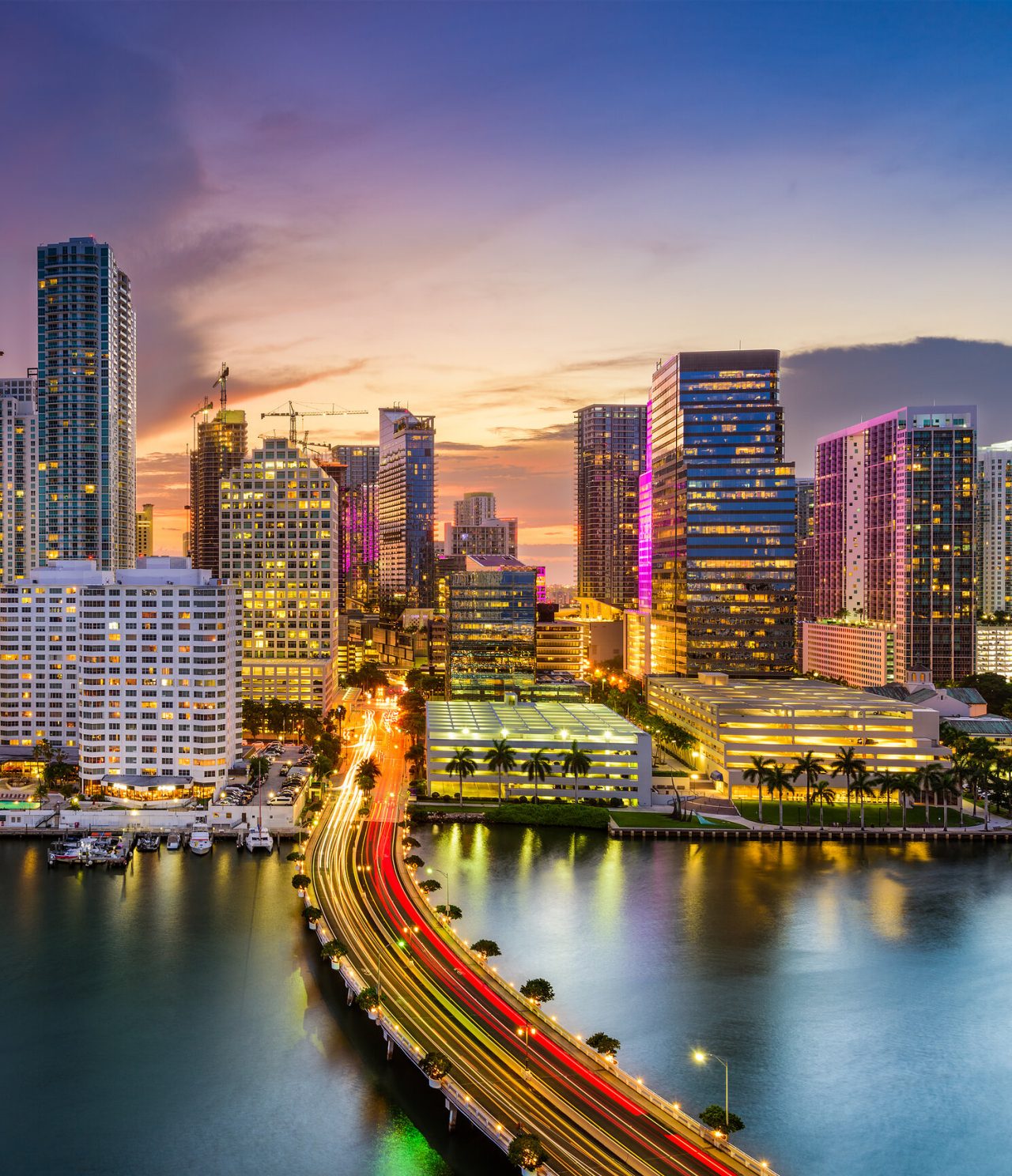 Vue sur la ville de Miami où l'on peut voir des gratte-ciel et des bateaux sur la mer