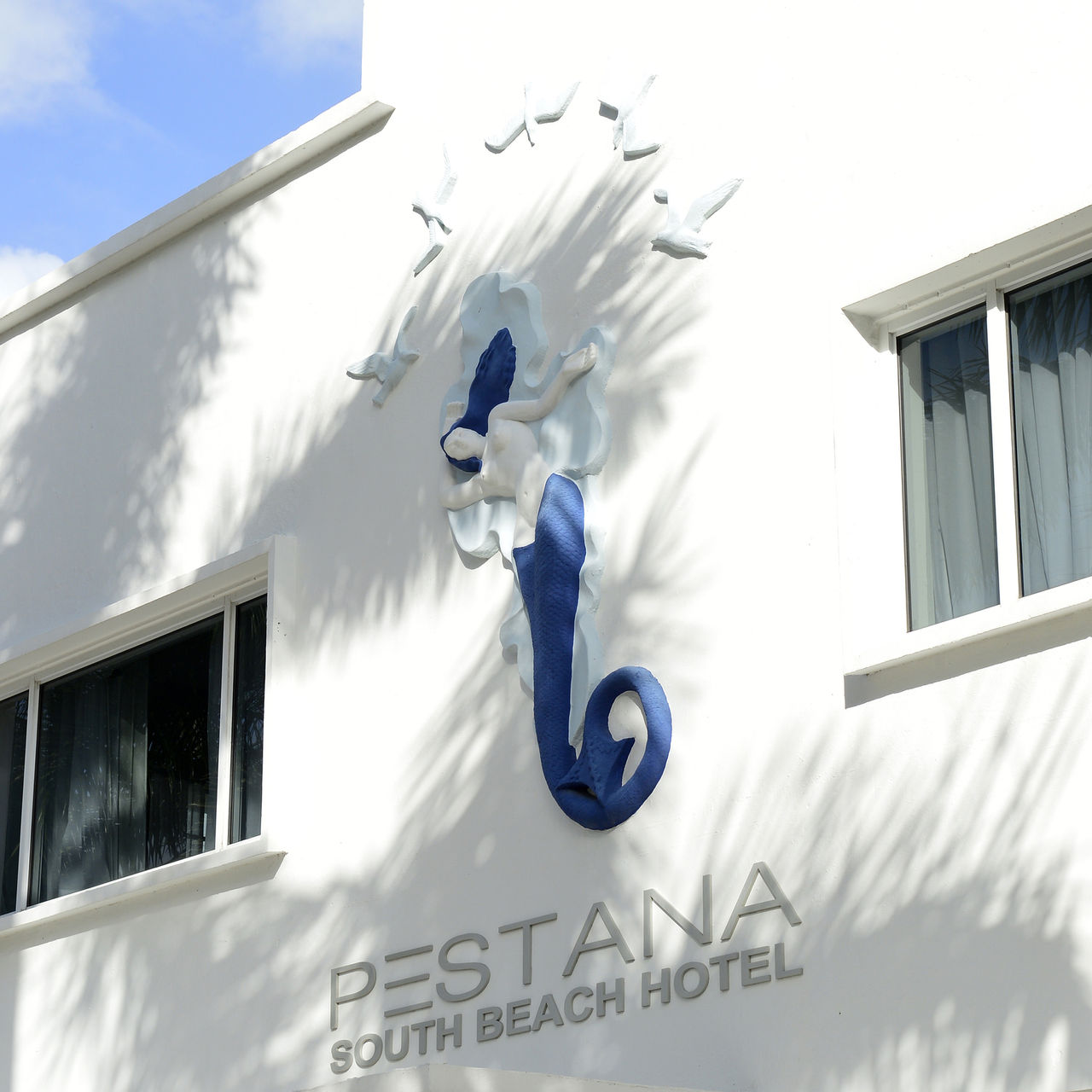 Façade de l'hôtel Pestana Miami South Beach, avec sculpture de sirène et le numéro 1831