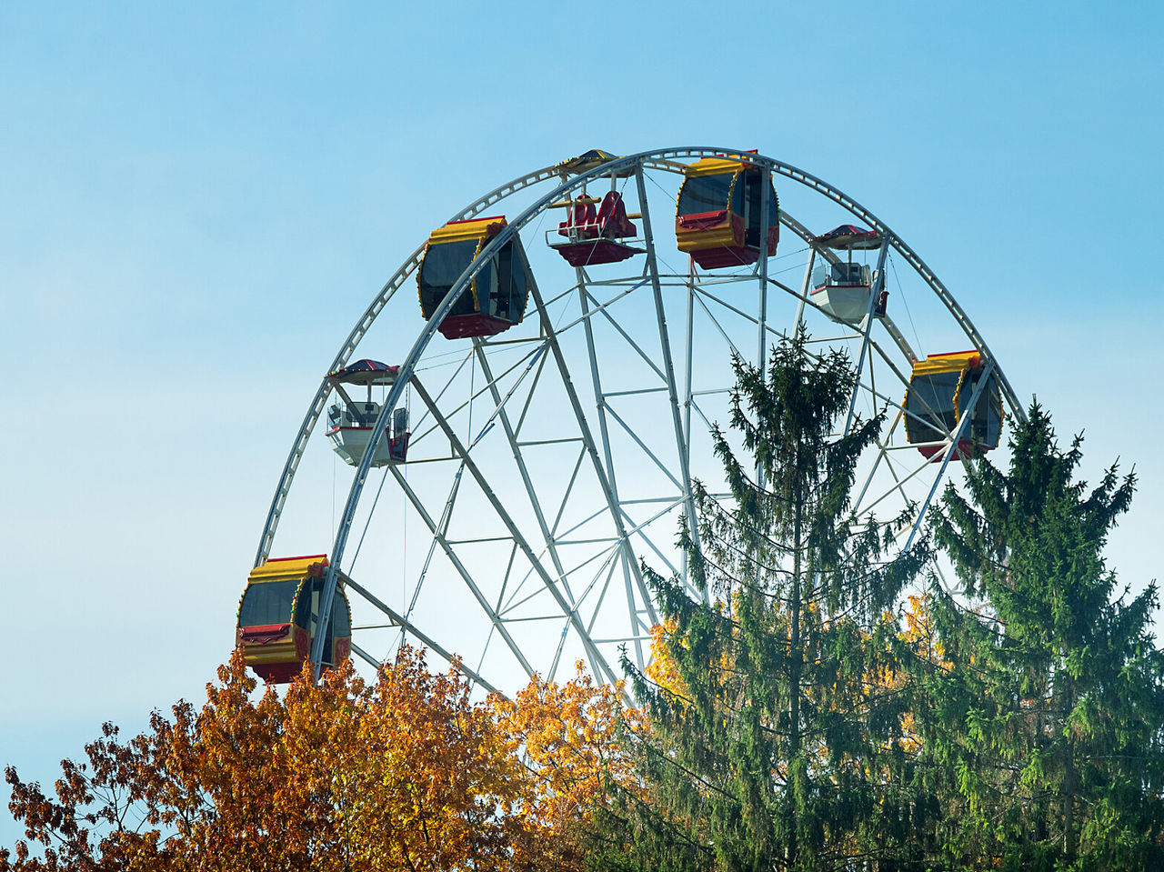Grande roue avec des cabines colorées offrant une vue panoramique du parc d'attractions et de la ville d'Orlando