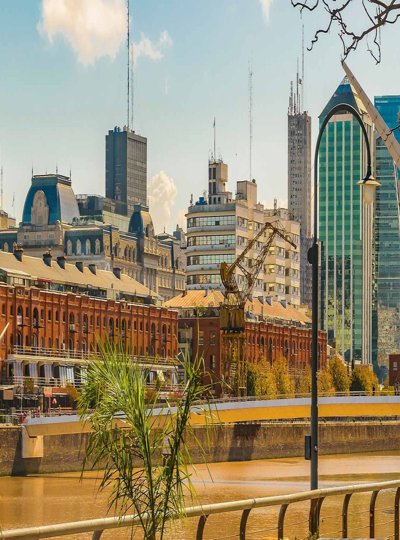Paysage urbain de Buenos Aires avec le quartier portuaire de Puerto Madero, des bâtiments hauts et le Rio de la Plata
