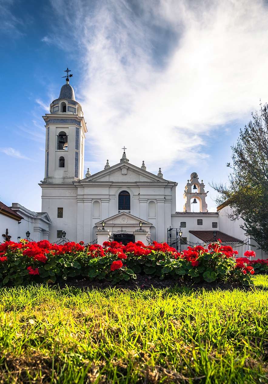 Séjournez au Pestana Buenos Aires et découvrez la Recoleta avec son église blanche et un jardin devant