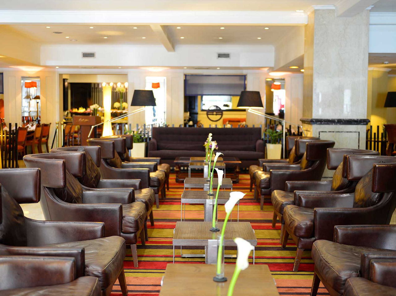 Le bar Tango Bar de l’hôtel à Buenos Aires a un espace confortable avec des chaises pour déguster un cocktail