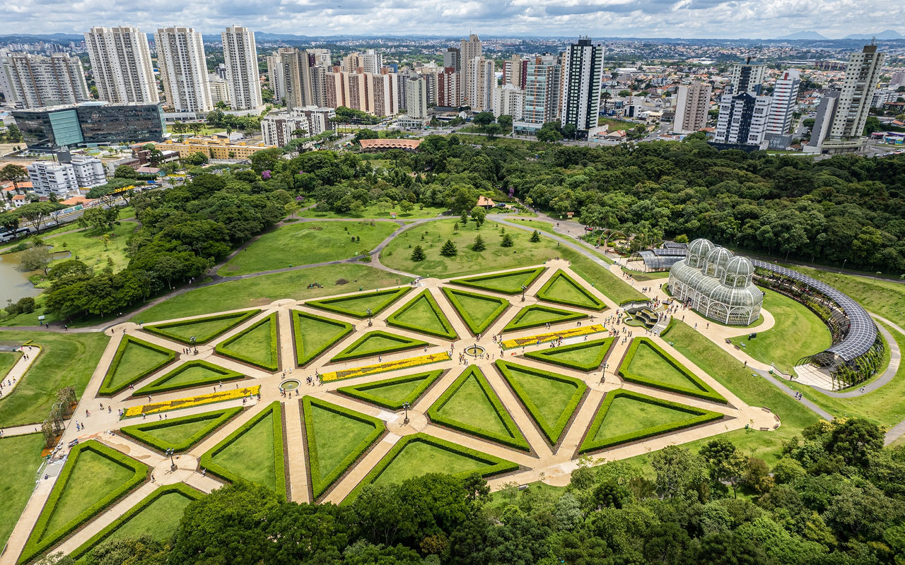 Vue aérienne de Curitiba avec des parcs verts luxuriants et une architecture moderne imposante