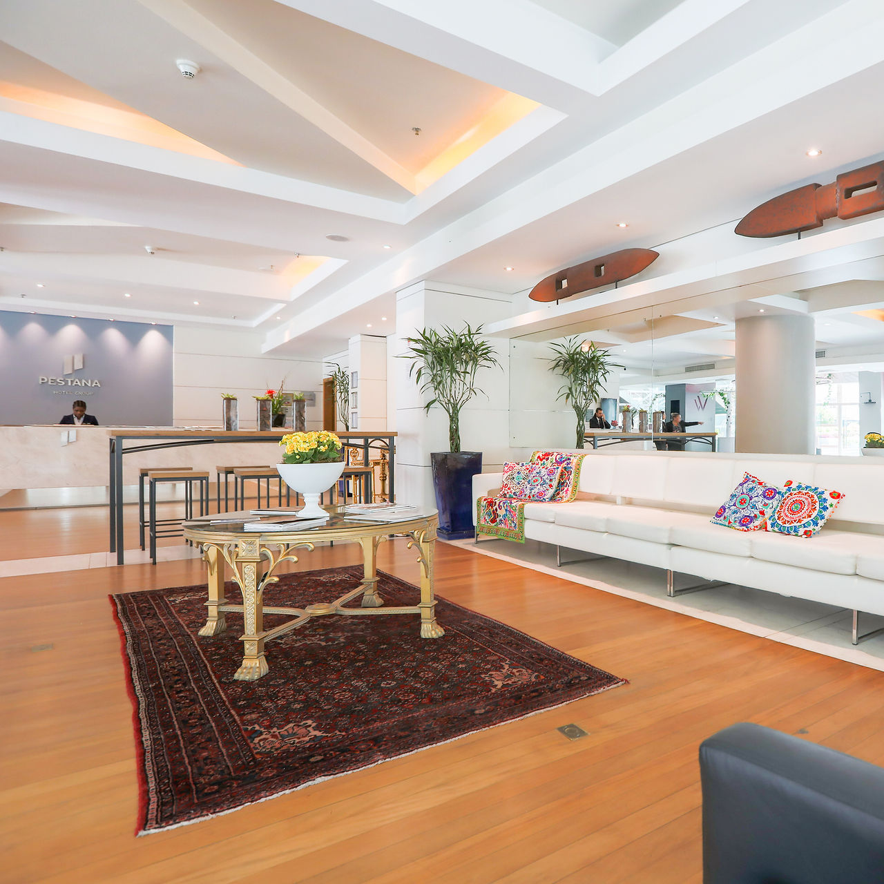 Lobby et réception de l'hôtel Pestana Curitiba au centre-ville, au Brésil