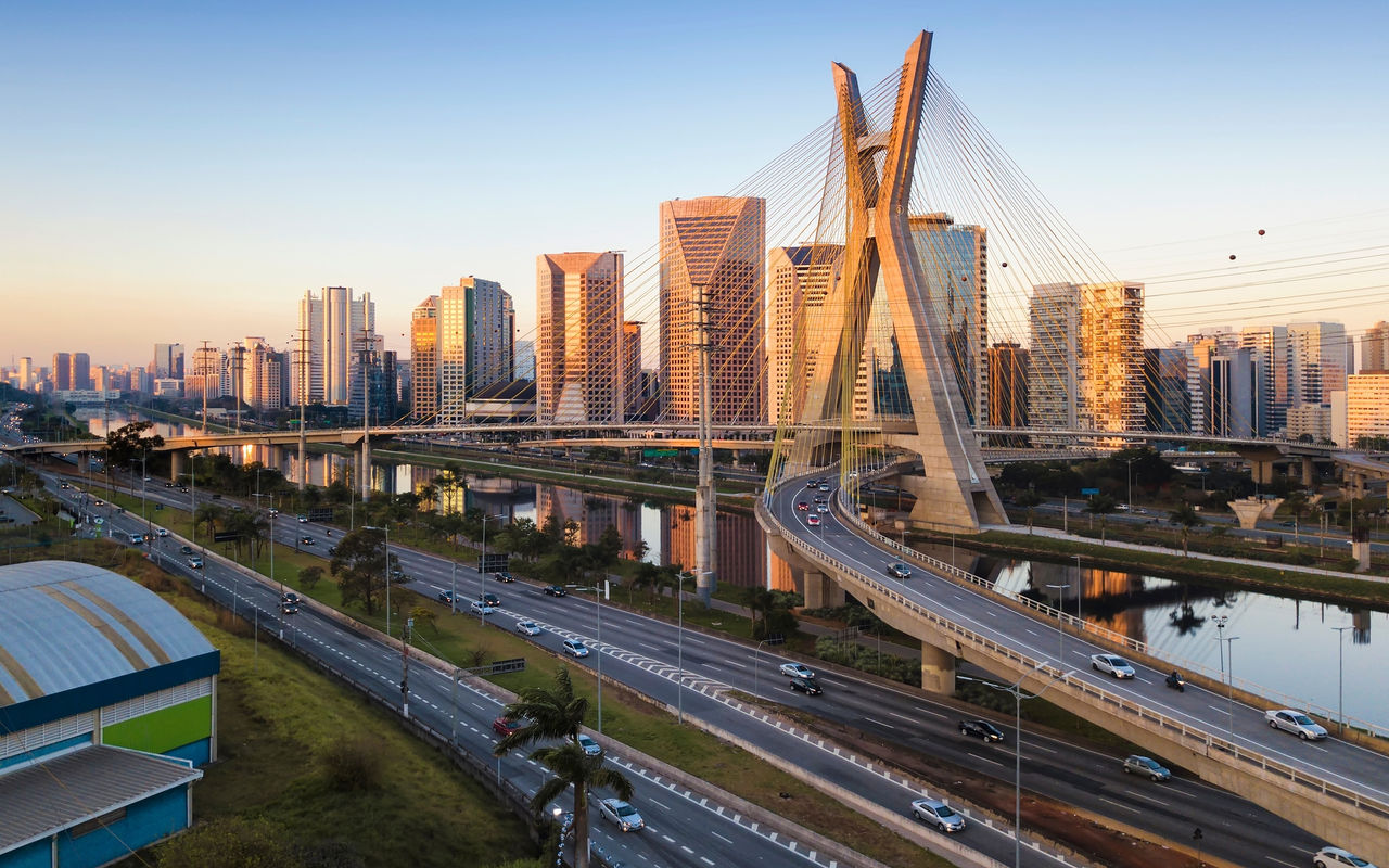Paysage urbain de São Paulo avec le pont Estaiada traversant le fleuve Pinheiros sous un ciel bleu