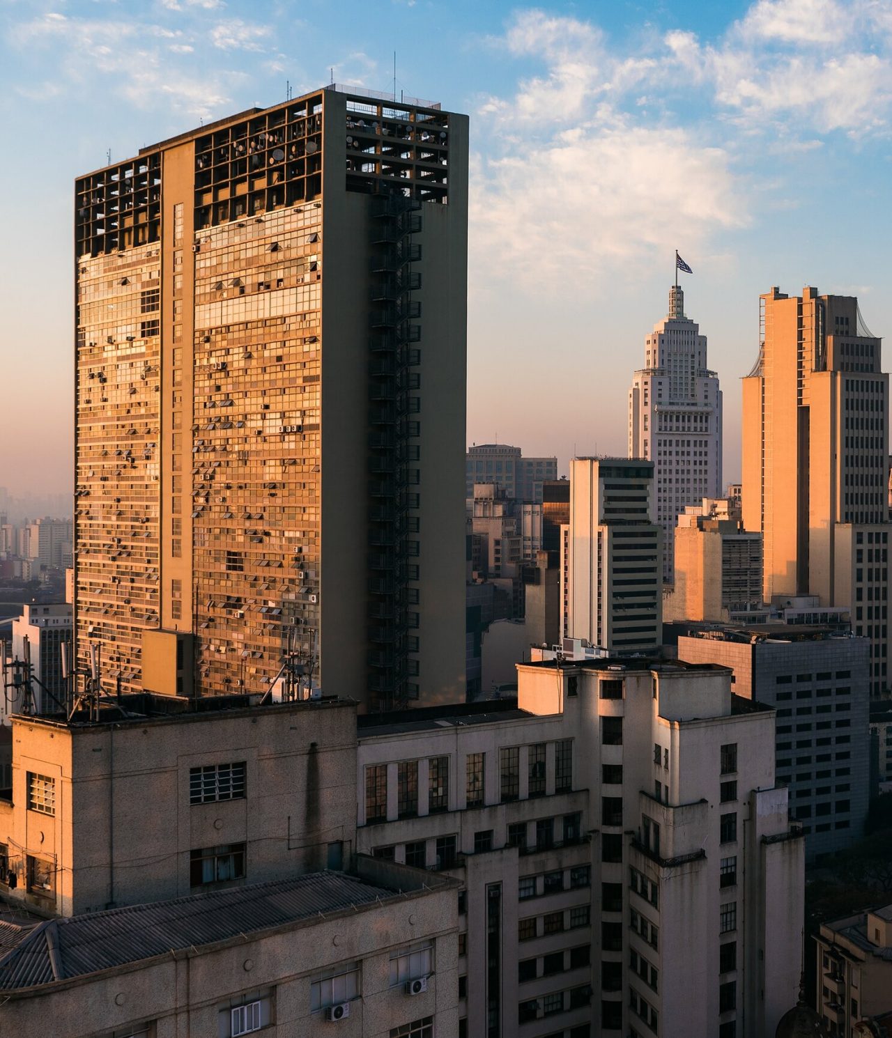 Vue de plusieurs grands bâtiments à São Paulo, Brésil, avec le soleil brillant sur les fenêtres et un ciel bleu derrière