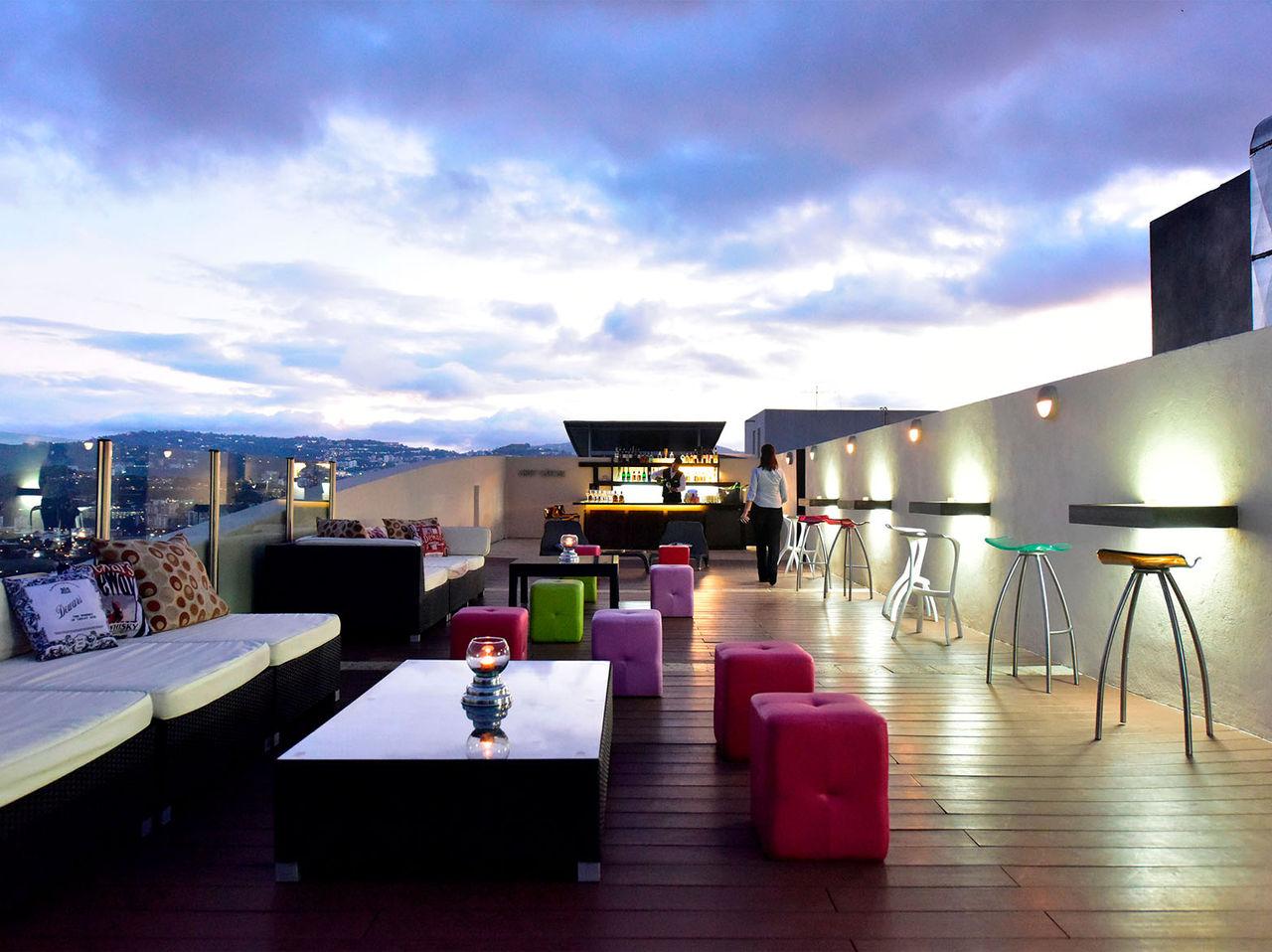 Le bar Lounge Vip 19 de l’hôtel à Caracas a une terrasse avec canapés, alliant luxe et confort avec des boissons