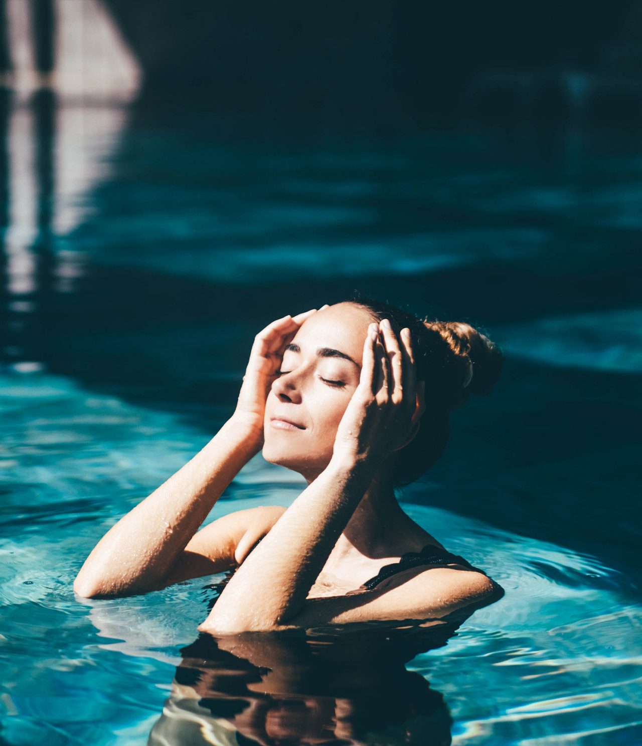 Un client se détend dans la piscine du Pestana Magic Spa sous le soleil, profitant d’un moment de relaxation