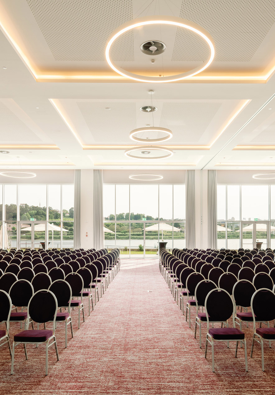 Au Pestana Hotel Group, nous avons plusieurs options de salles de réunions et d'événements avec une décoration élégante