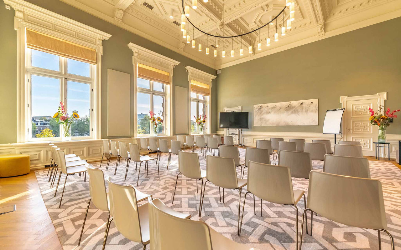 Salle de Réunion et Conférence spacieuse au Pestana Hotel Group, avec une décoration élégante, et beaucoup de lumière