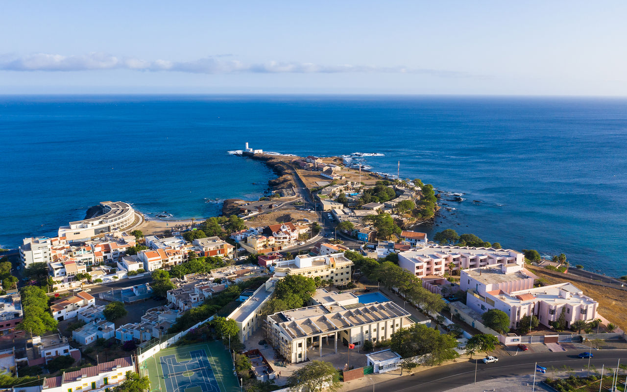 Luchtfoto van de bruisende hoofdstad van Kaapverdië, de stad Praia, die betovert met zijn prachtige stranden
