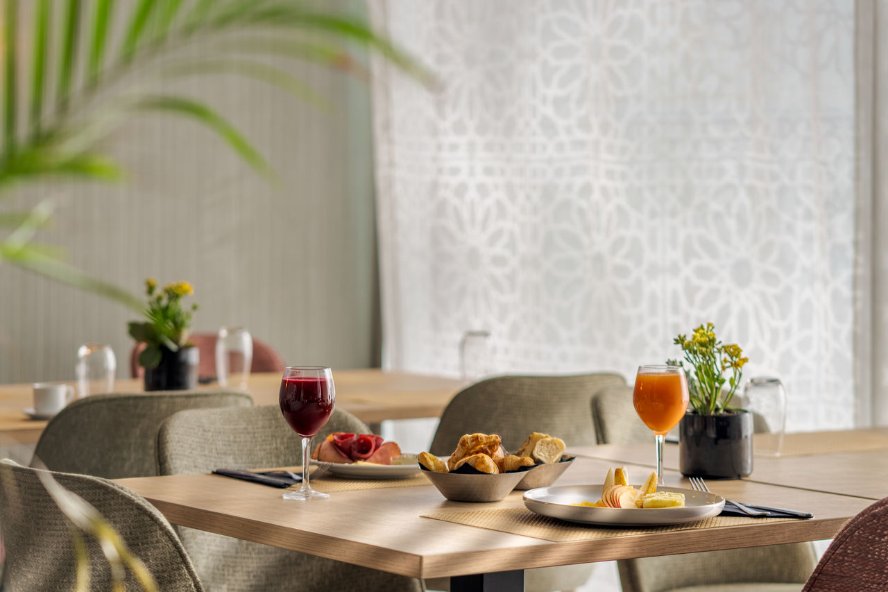 Het restaurant Algarbe, van het hotel nabij het strand in Tanger, serveert croissants en elegant opgemaakte gerechten