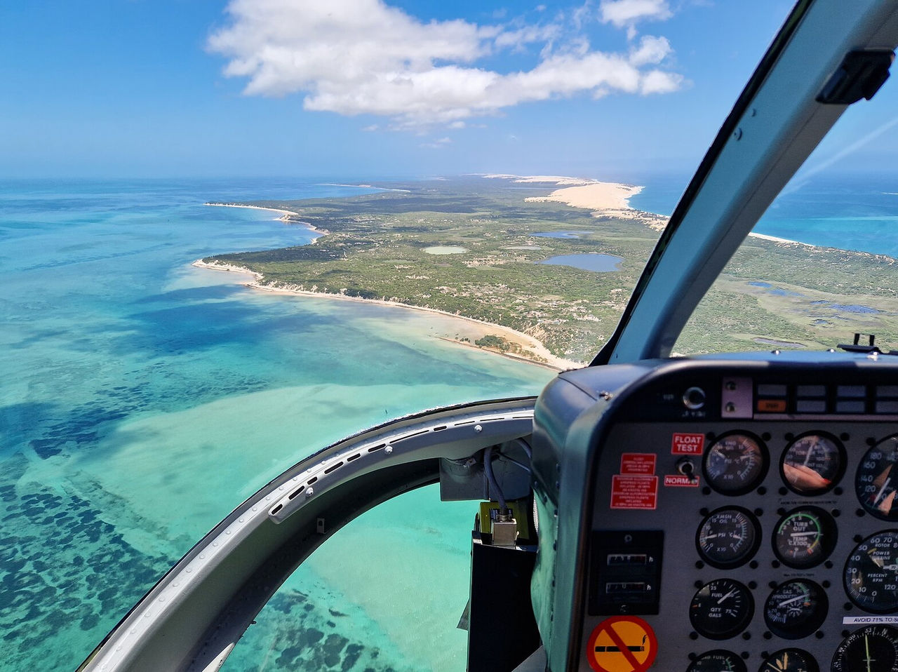 Luchtfoto vanuit een helikopter van het tropische eiland Bazaruto, met een turquoise lagune en witte zandstranden