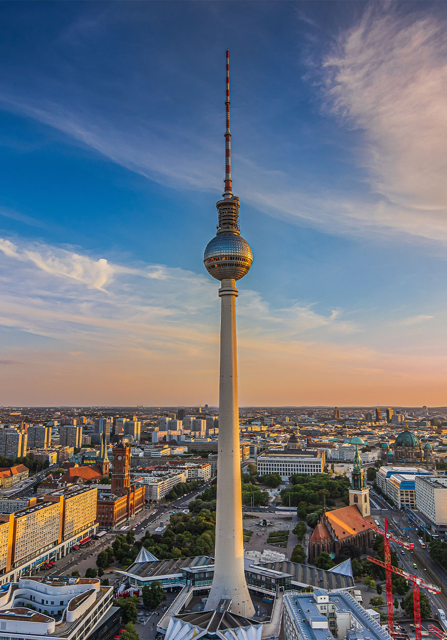 Berliner Fernsehturm bij zonsondergang, met panoramisch uitzicht over de stad