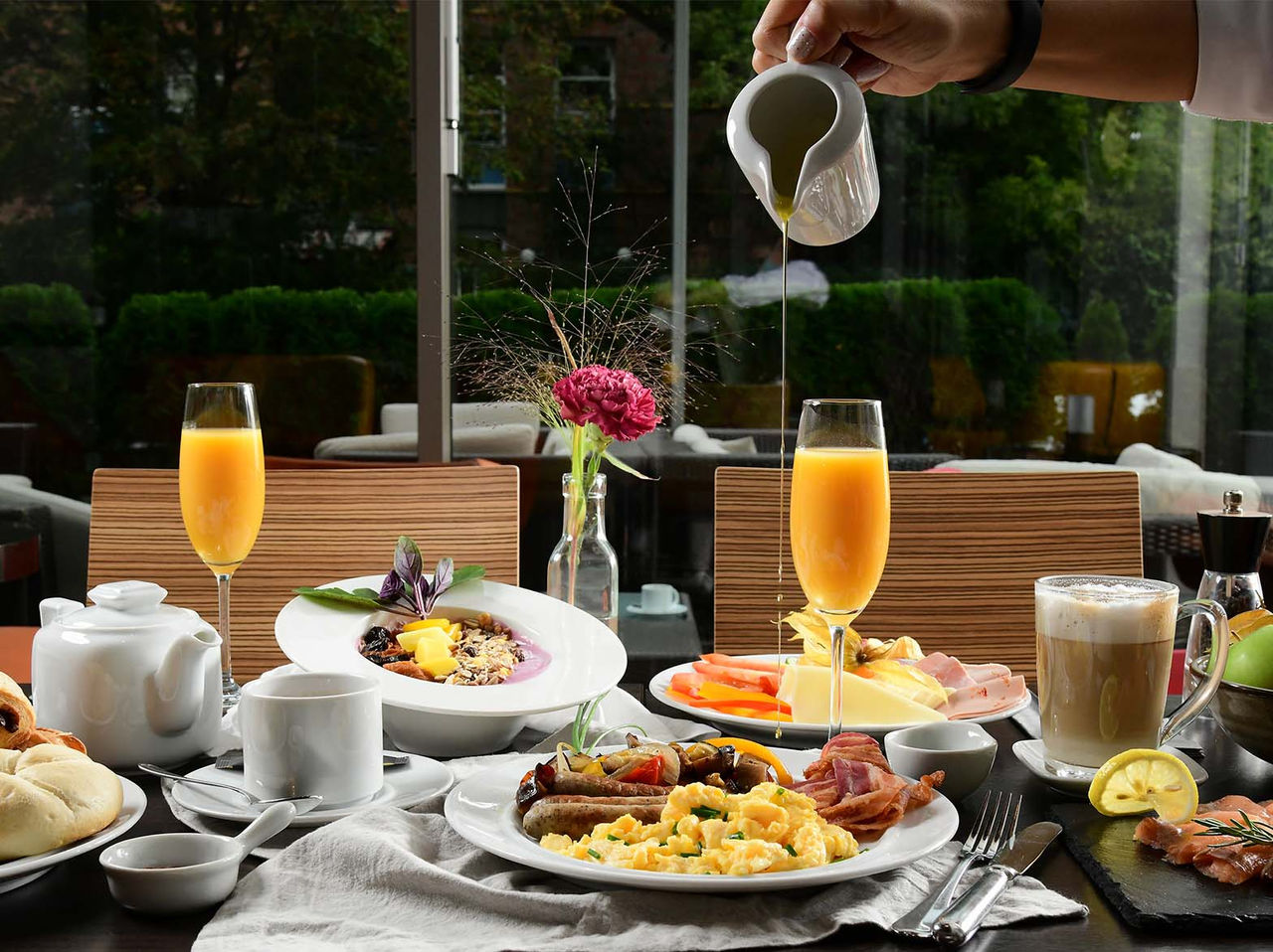 Het restaurant Atlantis, van het 4-sterrenhotel in Berlijn, heeft verschillende tafels en serveert eieren en vleeswaren