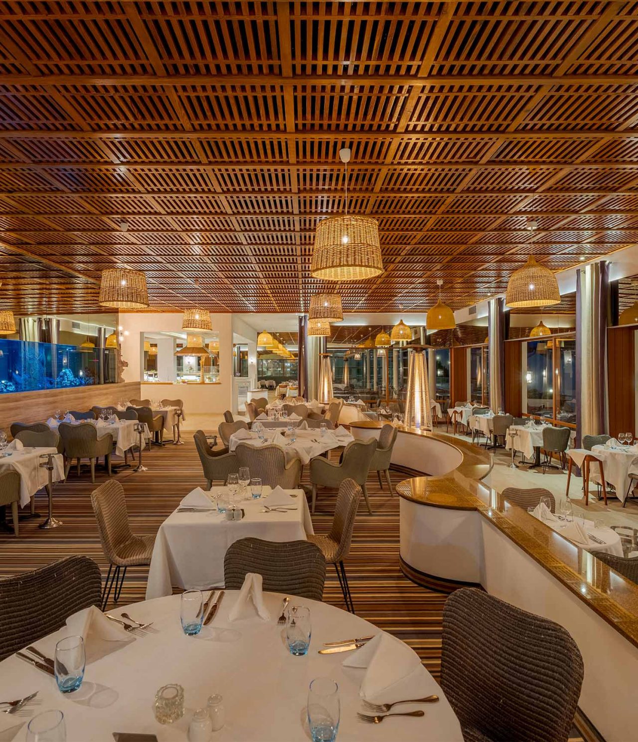 Het restaurant Almofariz, van het 5-sterrenhotel in de Algarve, heeft verschillende tafels en een groot aquarium