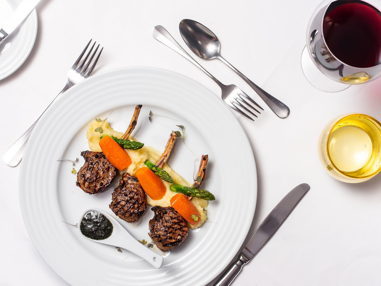 Het restaurant Vale da Pinta, van het 4-sterrenhotel voor gezinnen in de Algarve, serveert vleesgerechten zoals lamsvlees