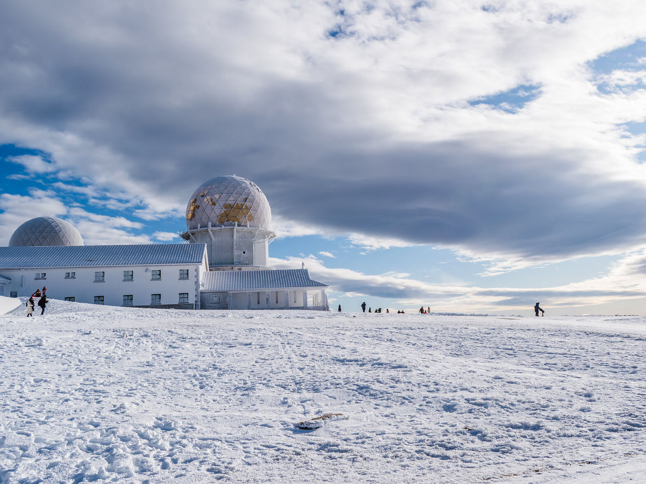 Ervaar de magie van Torre da Serra da Estrela bedekt met sneeuw De berg, de natuur en de frisse lucht wachten op je