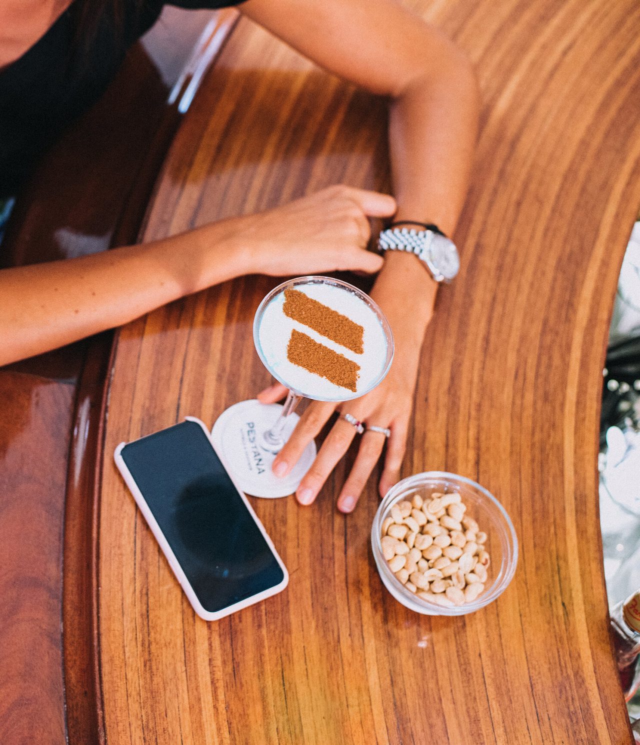 Het restaurant Vila Lido, van het Hotel met Toegang tot de Zee in Funchal, heeft een cocktail met het Pestana-symbool
