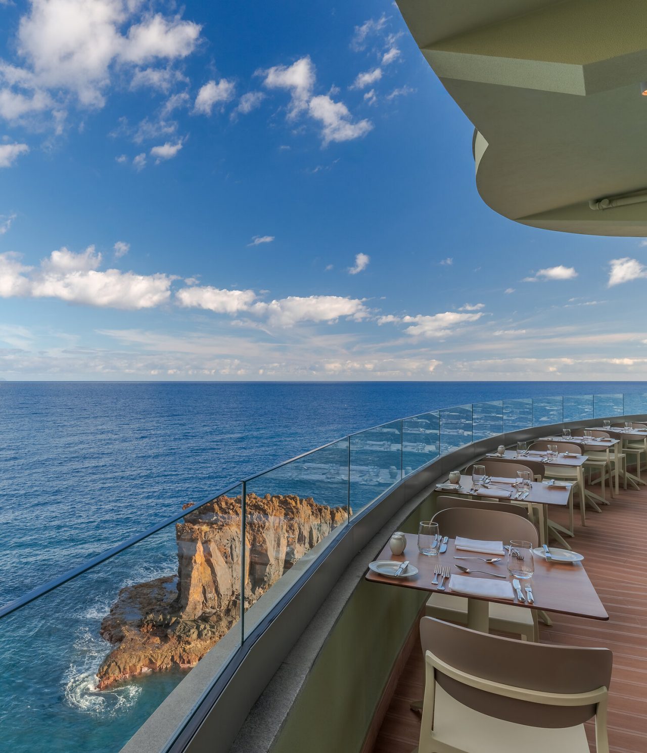 Het restaurant Flor do Mar, van het Hotel met Toegang tot de Zee in Funchal, heeft een terras met uitzicht op zee