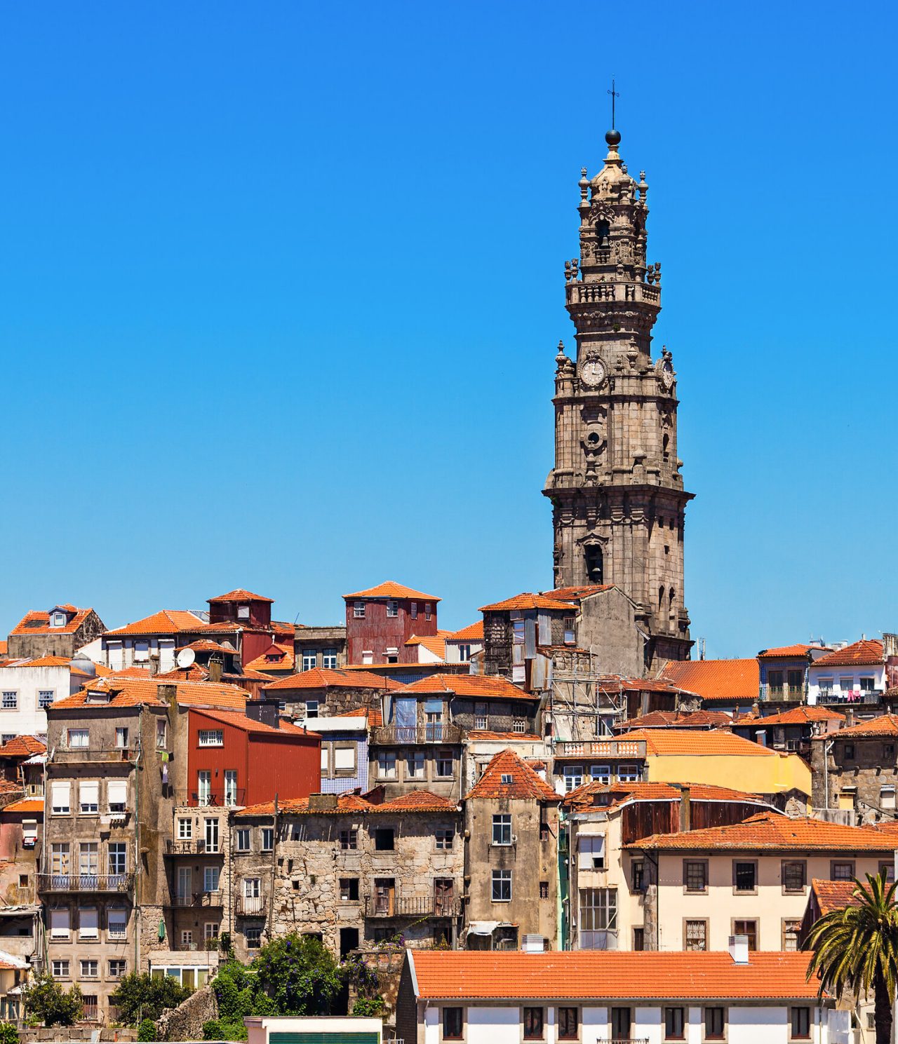 Uitzicht op Porto, met de Clerigos-toren, omringd door oude gebouwen