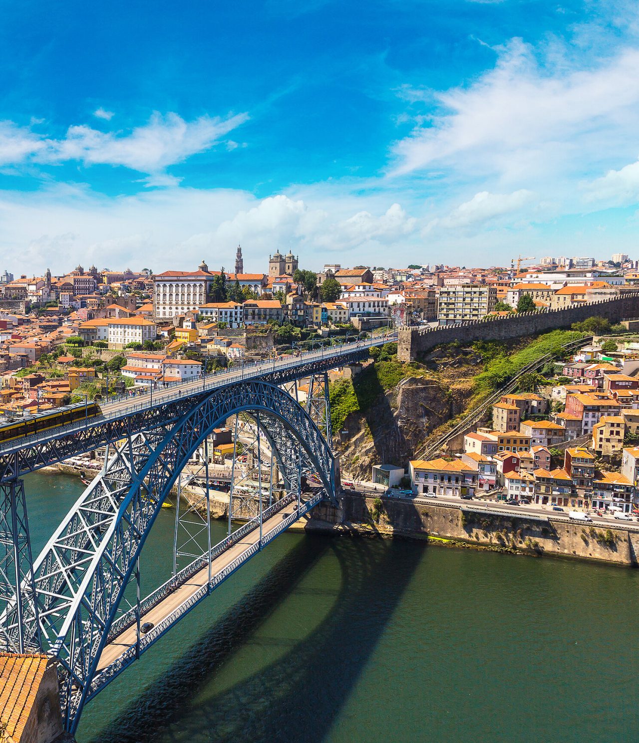 Luchtzicht op de Dom Luís I-brug over de Douro-rivier, met de stad Porto en haar historische gebouwen op de achtergrond
