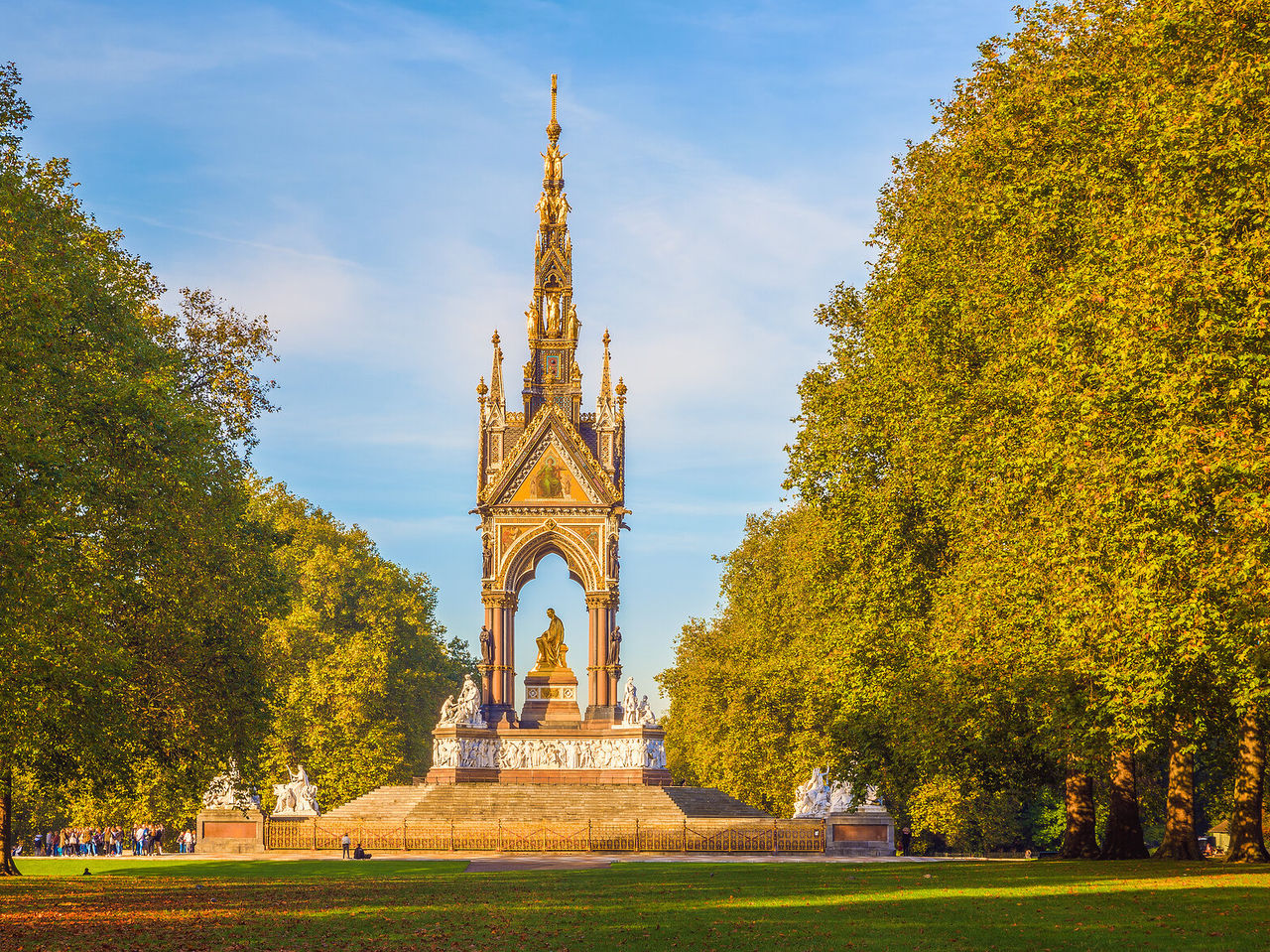 Uitzicht vanaf een park op het iconische Albert Memorial, met zijn centrale gouden standbeeld en gebeeldhouwde details