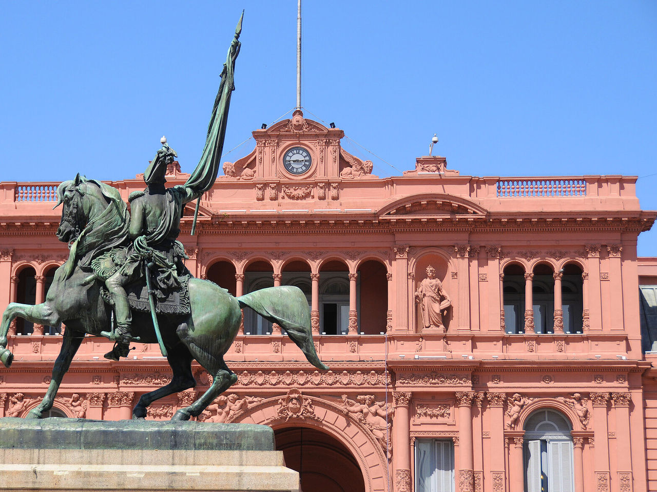 Uitzicht op de Casa Rosada, zetel van de Argentijnse regering in Buenos Aires, met het standbeeld van Hipólito Yrigoyen
