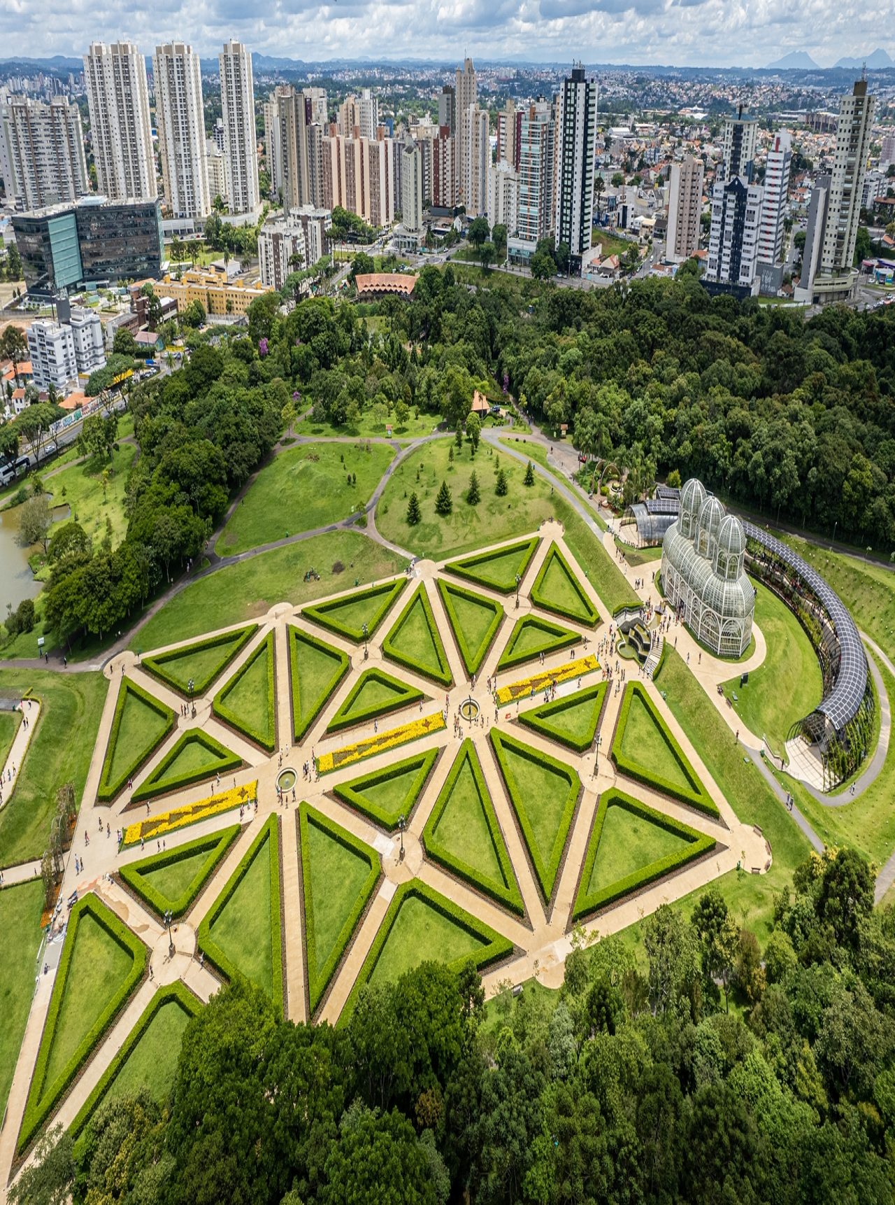 Luchtfoto van Curitiba met weelderige groene parken en indrukwekkende moderne architectuur