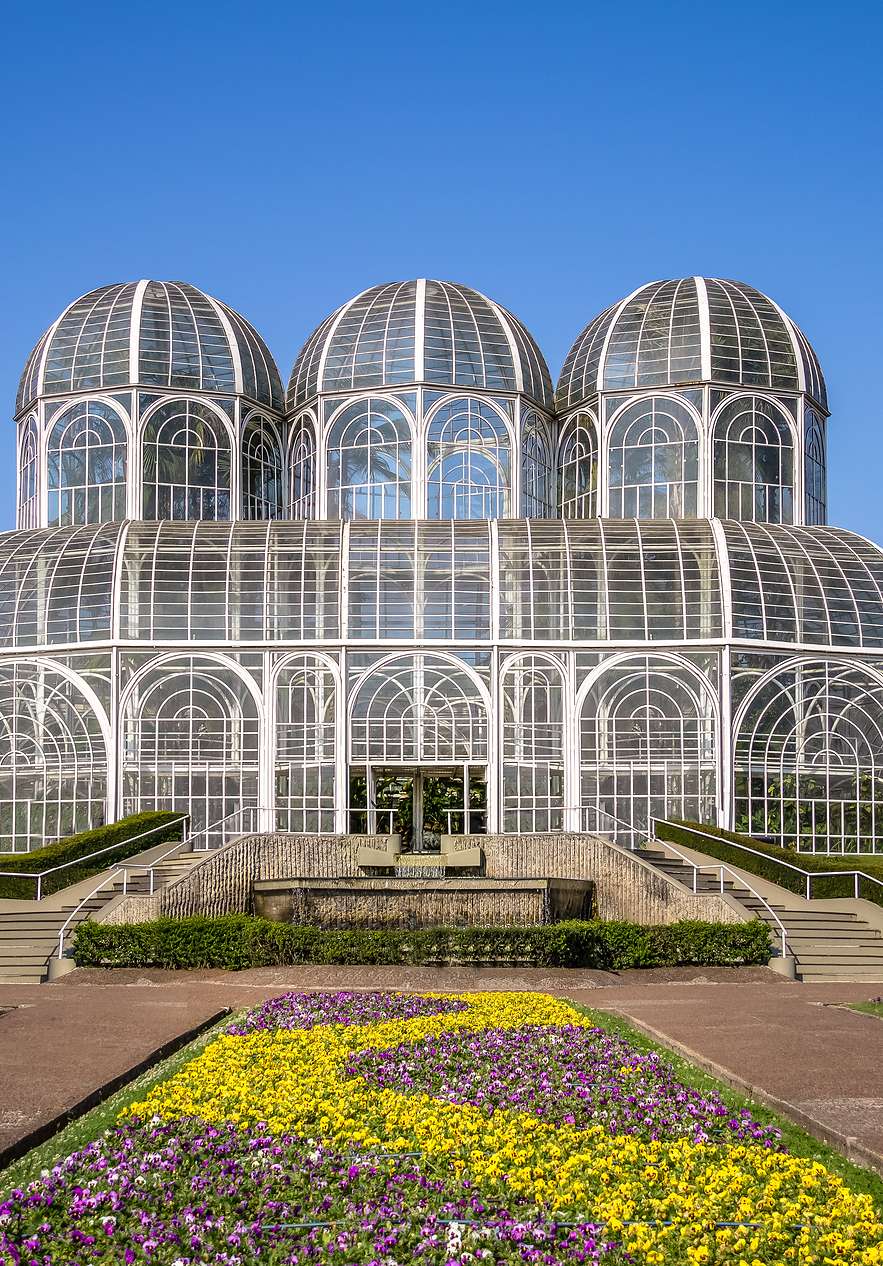 Het glazen en ijzeren Palácio de Cristal in de Botanische Tuin, met diverse inheemse soorten van het Atlantisch Woud