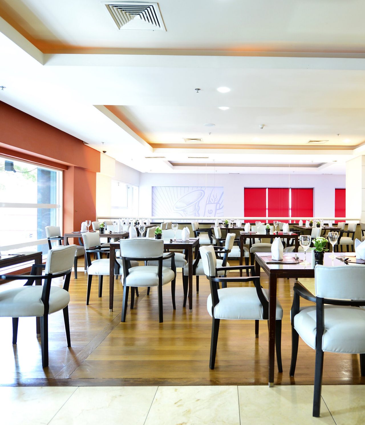 Het restaurant Cais da Ribeira, van het hotel in Curitiba, Brazilië, is ruim en heeft een raam voor natuurlijk licht