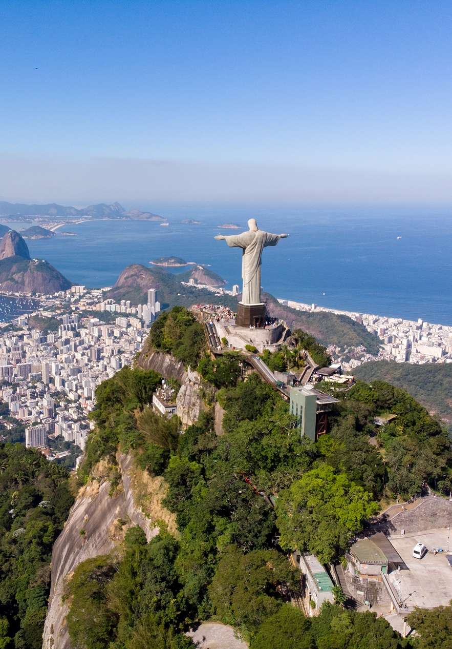 De Christus de Verlosser-standbeeld op de Corcovado, een van de iconen van Rio de Janeiro, met de zee op de achtergrond