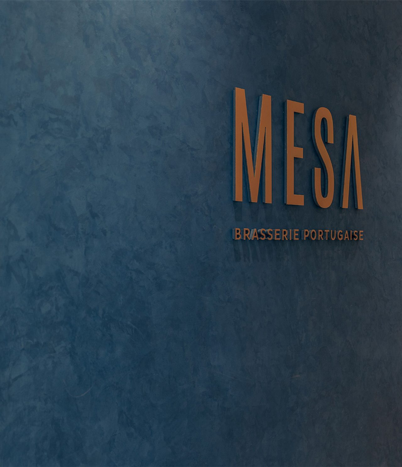 O restaurante Brasserie, do Hotel no Centro de Marraquexe, tem uma parede azul com o logotipo