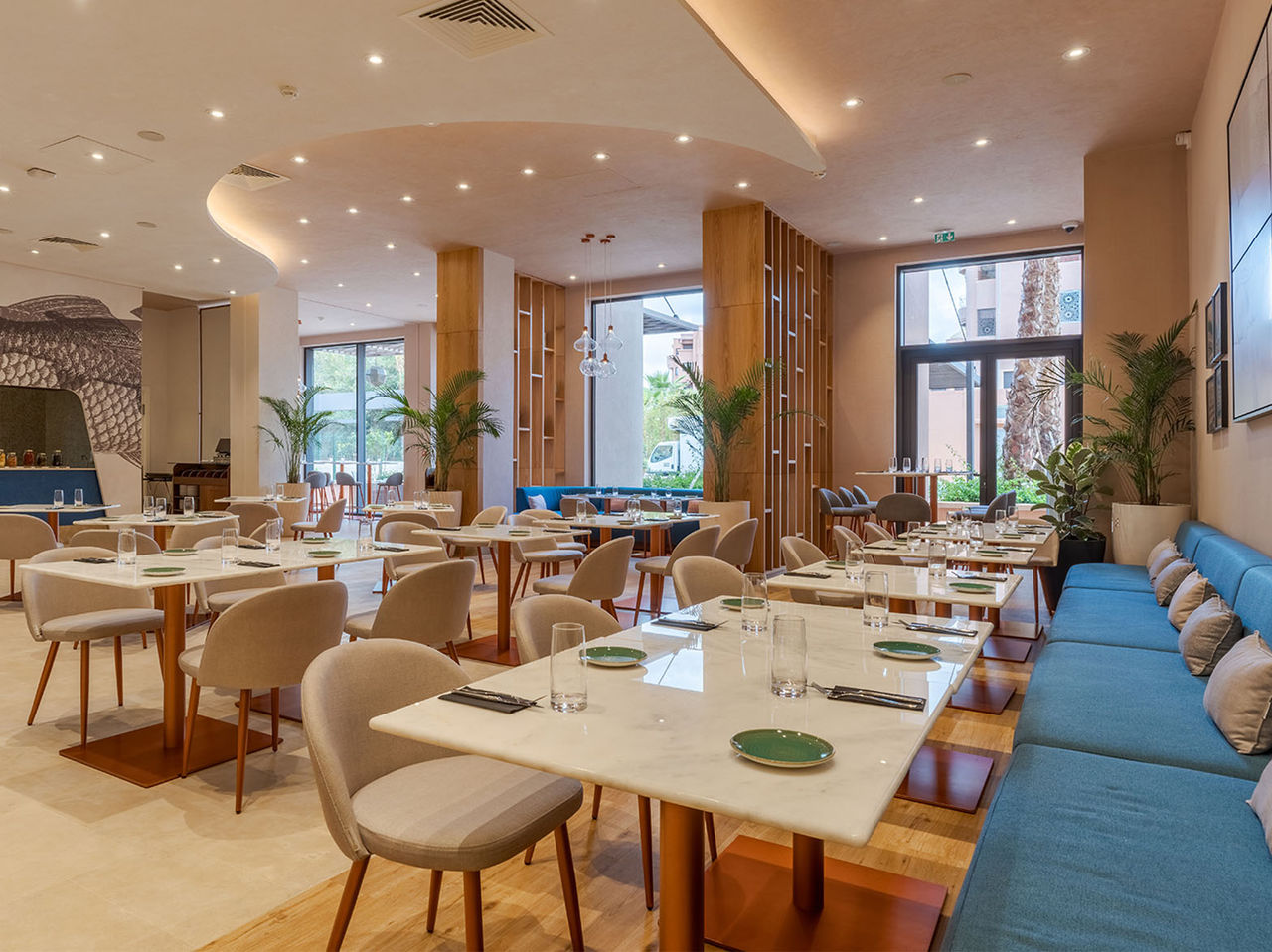 O restaurante Brasserie, do Hotel no Centro de Marraquexe, tem várias mesas, decoração moderna e luminosidade natural