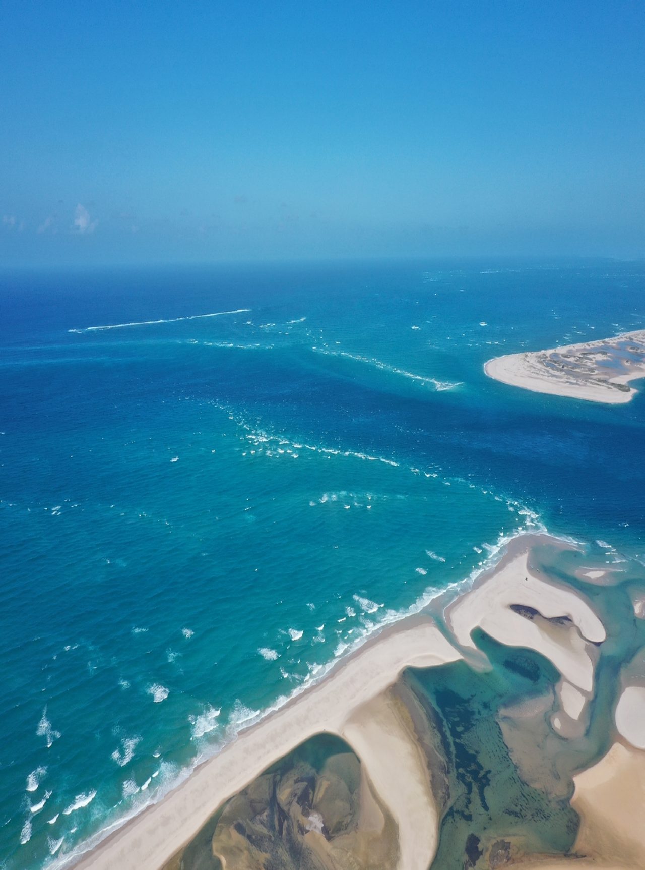 Vista aérea deslumbrante da baía de Bazaruto, com as suas águas cristalinas, dunas de areia branca e recifes de coral
