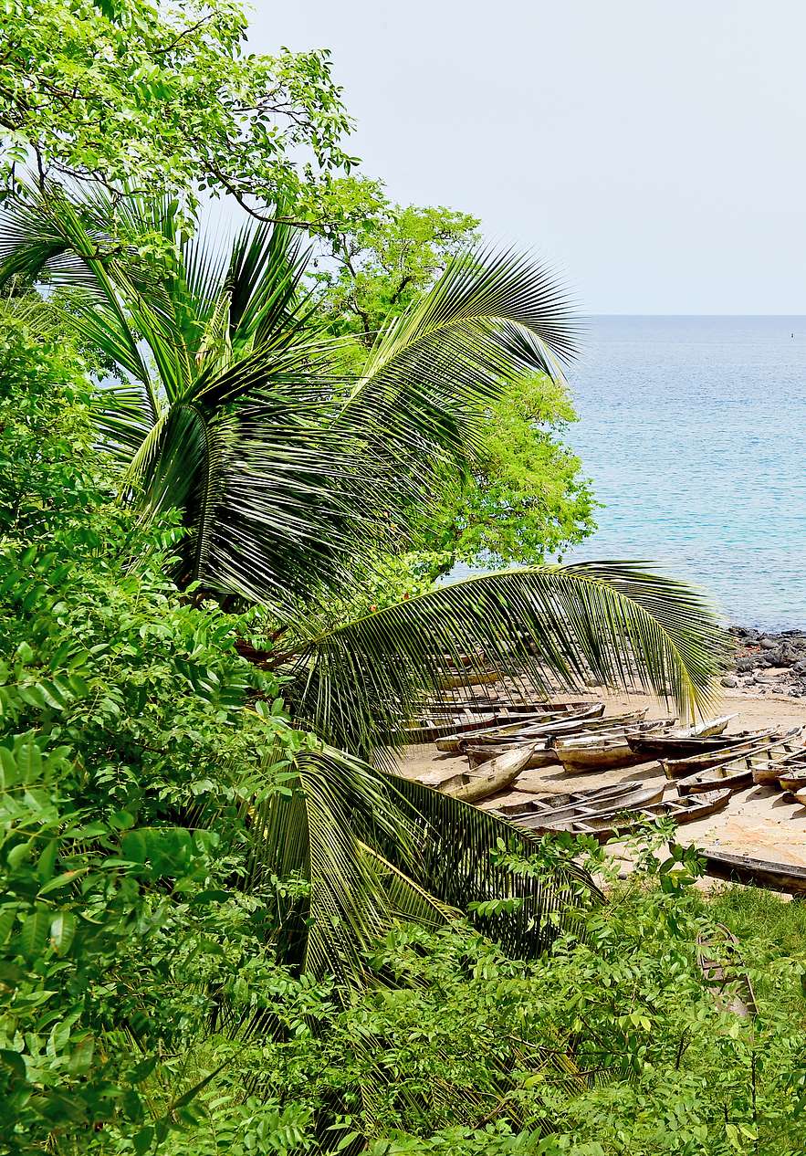 Lagoa Azul em São Tomé, um paraíso escondido onde as águas cristalinas e a tranquilidade do ambiente convidam ao relaxamento