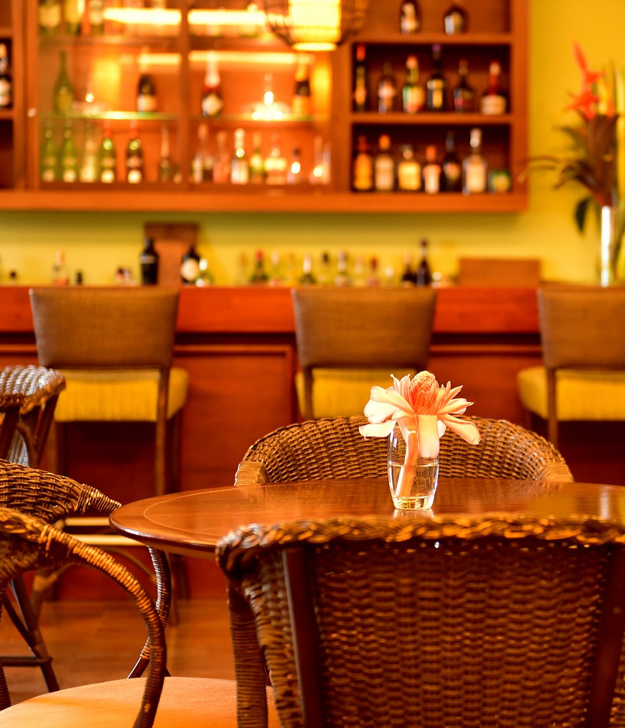 O bar Uê D’Omale, do Resort de 5 Estrelas em São Tomé, tem mesas com flores e serve várias bebidas e cocktails