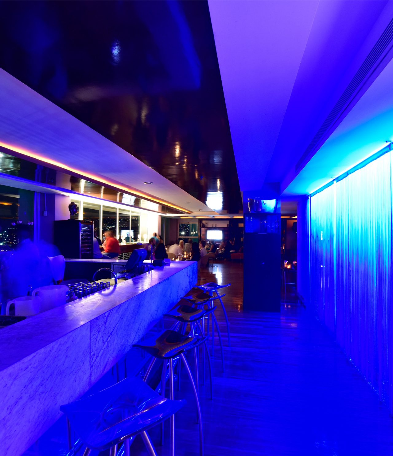 O bar Lounge Ávila, do Hotel em Caracas, tem bancos altos, luzes neon azuis e serve bebidas alcoólicas