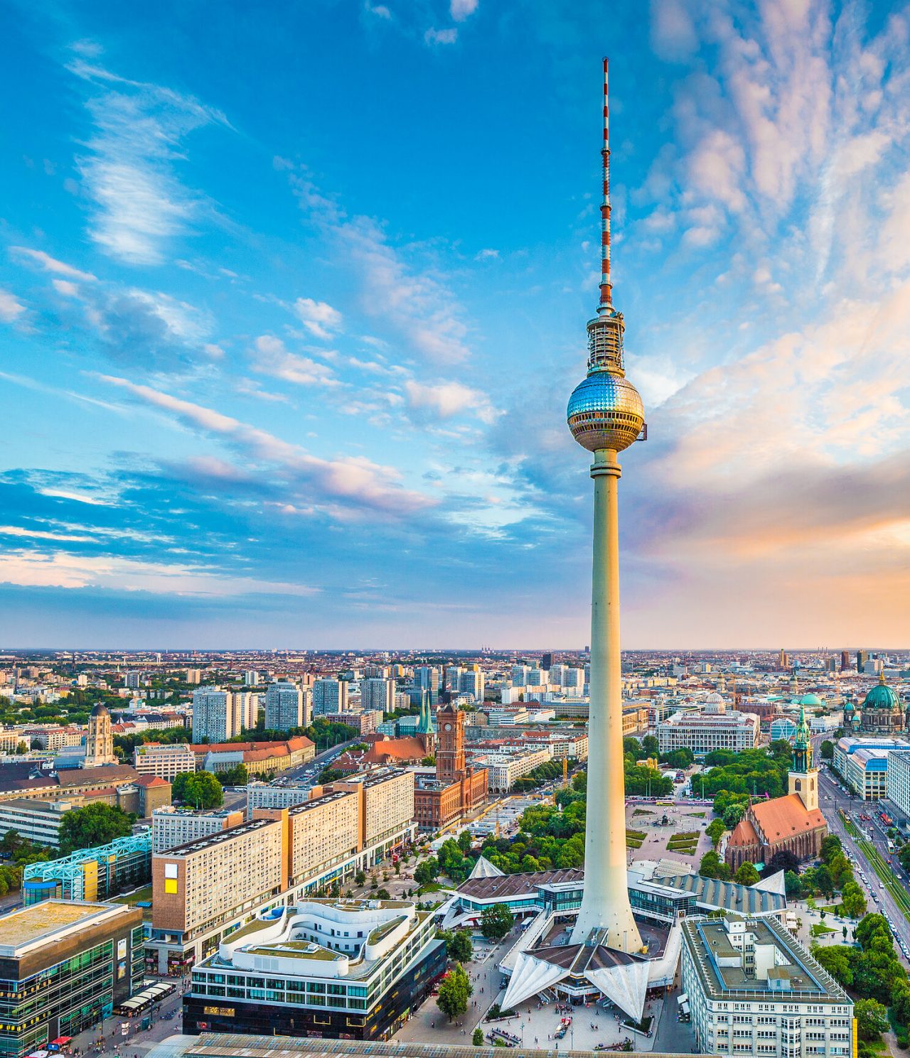 Famosa torre de Televisão situada em Alexanderplatz, rodeada pela cidade de Berlim, com o pôr do sol de fundo