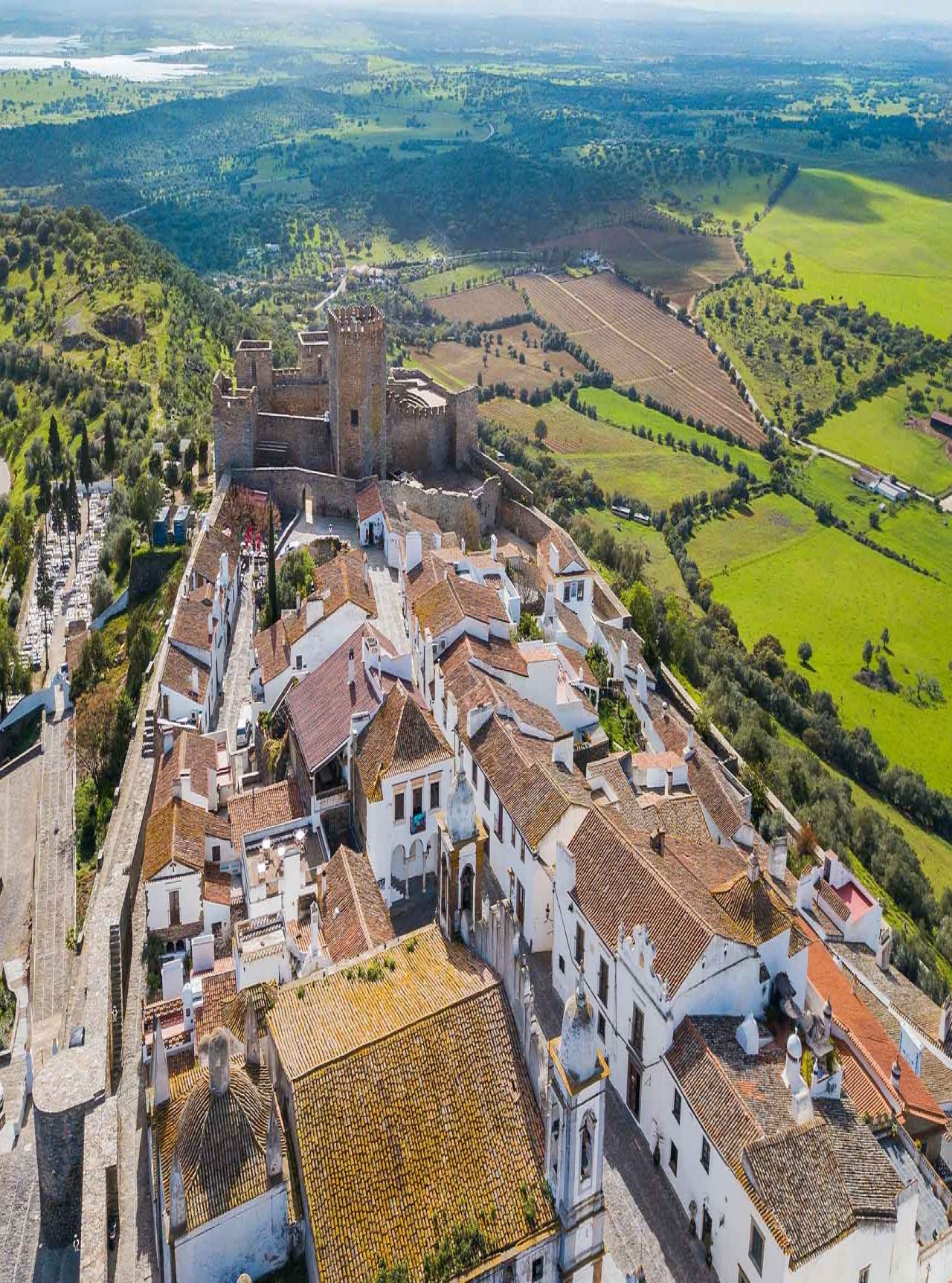 Vista aérea da vila histórica de Monsaraz, no Alentejo, com destaque para o castelo no topo da colina