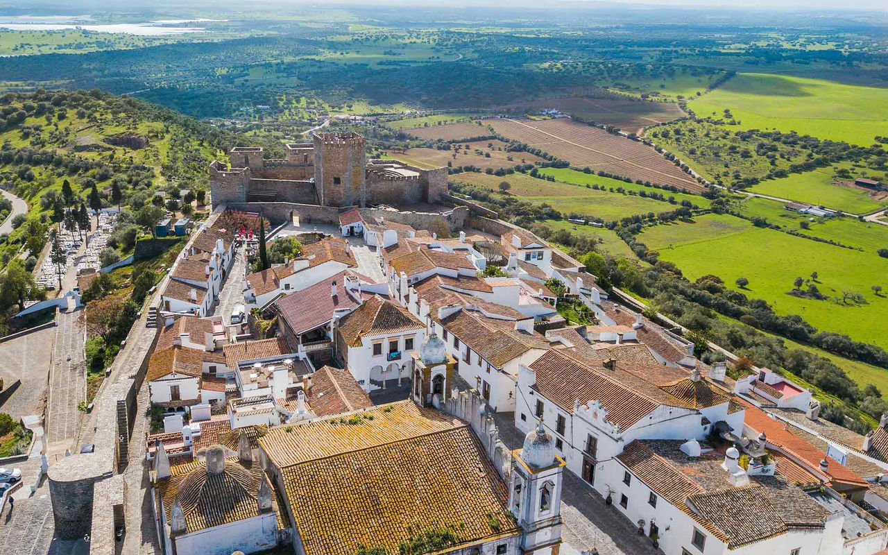 Vista aérea da vila histórica de Monsaraz, no Alentejo, com destaque para o castelo no topo da colina